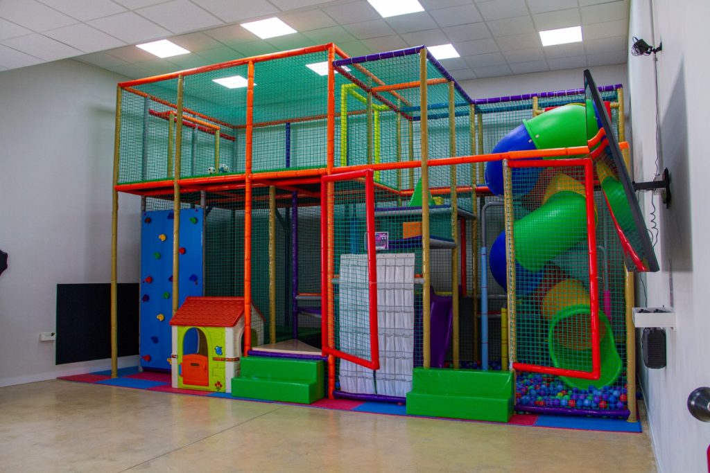 alquiler de salas de celebraciones con parque de bolas en málaga