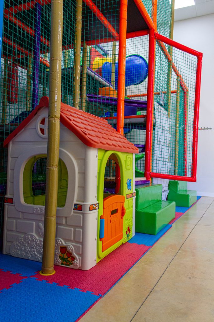 sala con parque infantil y cocina equipada málaga